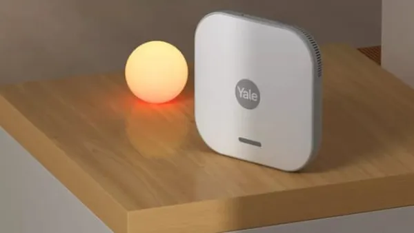 Yale Smart Alarm Starter Kit 7 artiklar - Kontrollpanel, knappsats, fjärrkontroll, 2x rörelsesensor, 2x fönster-/dörrsensor